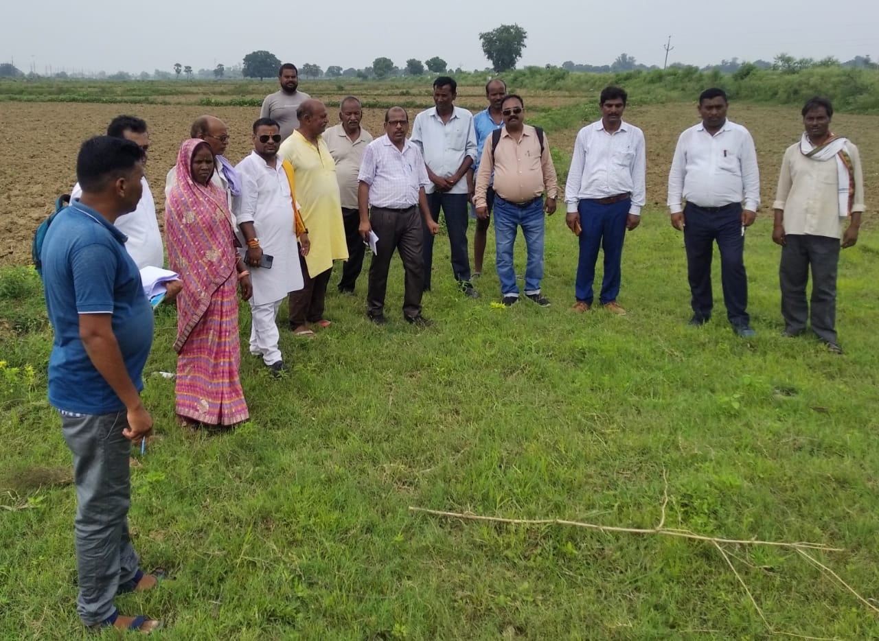 सुखाड़ का जायजा लेने जिला स्तरीय टीम हैदरनगर पहुंची, किसानों के साथ खेतों का किया निरीक्षण