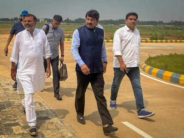 Big News : देवघर एयरपोर्ट की सुरक्षा में भारी चूक, गोड्डा सांसद निशिकांत दुबे, मनोज तिवारी समेत 9 लोगों पर दर्ज हुआ एफआईआर