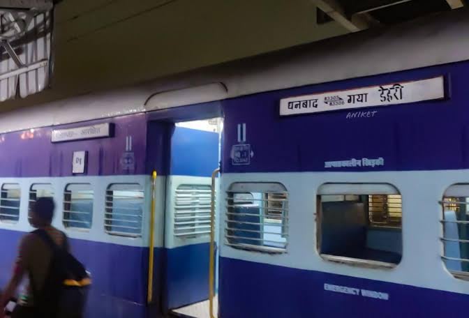 धनबाद के तेतुलमारी रेलवे स्टेशन पर मच गई अफरा-तफरी, जानिए क्या है मामला