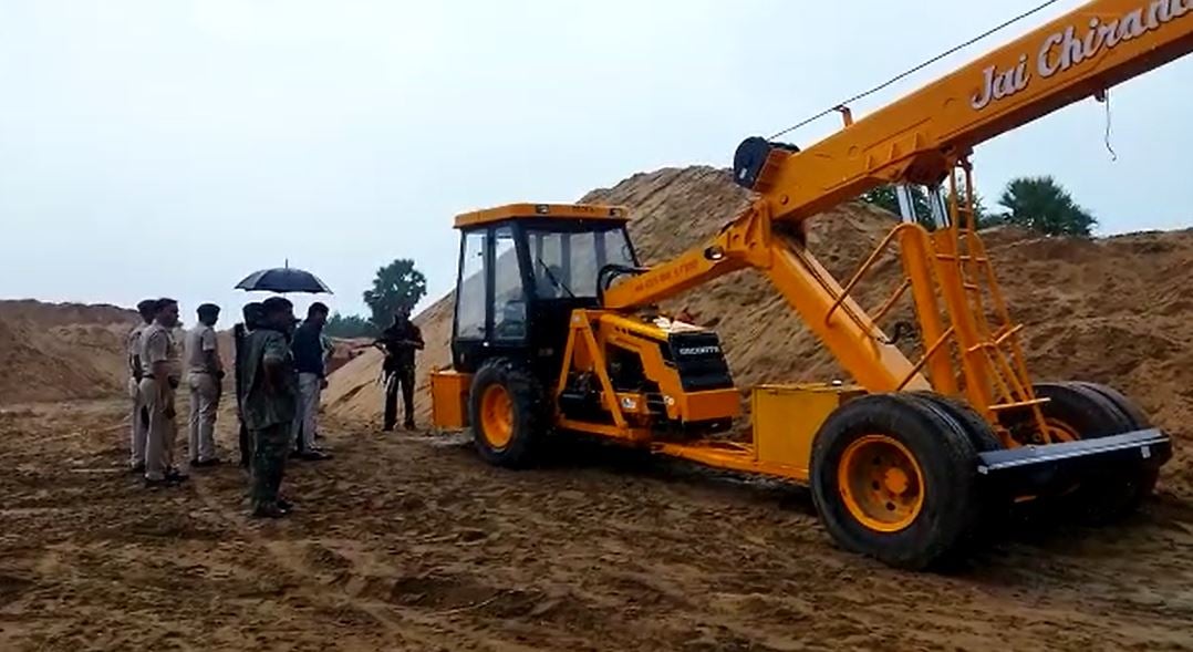 छपरा: अवैध बालू के धंधेबाज़ों के खिलाफ बड़ी कार्रवाई, पांच करोड़ का बालू जब्त