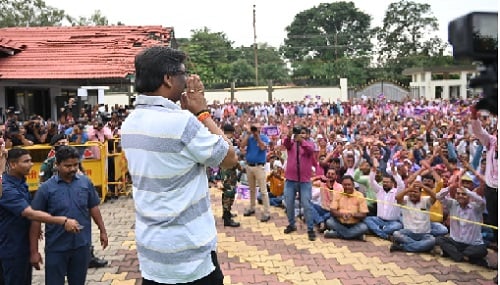 मैं बोलने पर नहीं बल्कि काम करने पर विश्वास रखता हूं- पुरानी पेंशन लागू होने पर जब सीएम आवास गाजे-बाजे के साथ पहुंचे कर्मचारी तो मुख्यमंत्री बोले