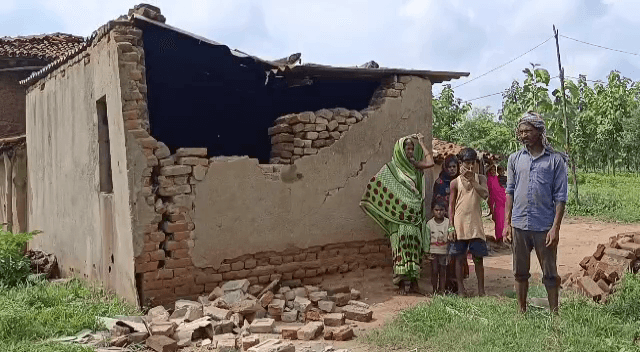 CHATRA: घर छोड़ सरकारी स्कूल भवन में शरण लेने पर क्यों मजबूर हुए ग्रामीण, जानिये इसका कारण