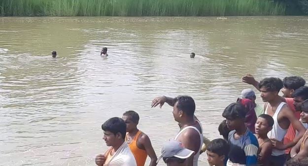 बड़ा हादसा: नहाने के दौरान तीन बच्चे नदी में डूबे, एक लापता