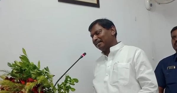 अर्जुन मुंडा पहुंचे पतरातू, लोगों की सुनी समस्या, दिया हर संभव मदद का भरोसा