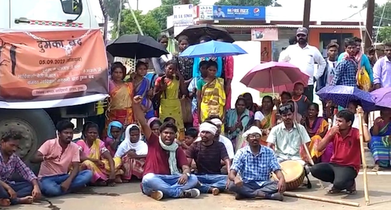 दुष्कर्म कर आदिवासी  नाबालिग की हत्या के विरुद्ध उबला दुमका, शहर बंद