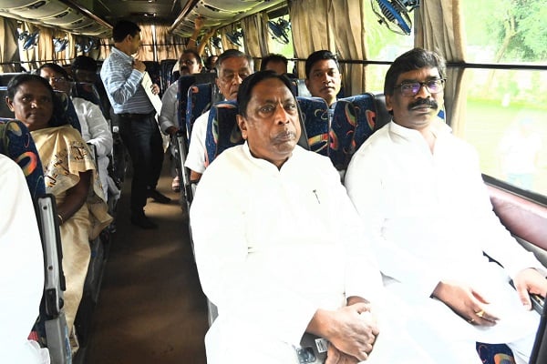 झारखंड विधानसभा सत्र : दो बसों में सवार होकर पहुंचे यूपीए विधायक, सभी ने साधी चुप्पी