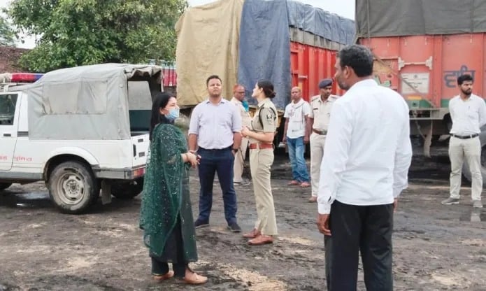 अवैध बालू को लेकर छापामारी के दौरान डिहरी SDM समीर सौरभ के गाड़ी पर पथराव