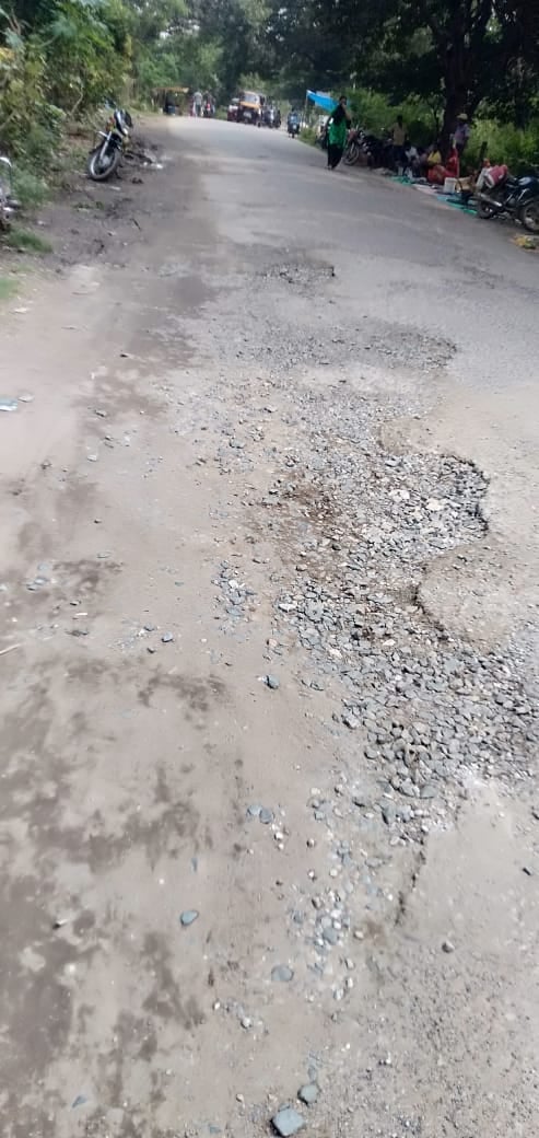 जमशेदपुर की यह सड़क बनी एक्सीडेंट प्वॉइंट,  मरम्मत के लिए डीसी से गुहार