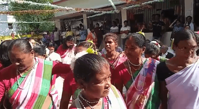 कल करमा आज झूमर पर जमकर थिरके लोग