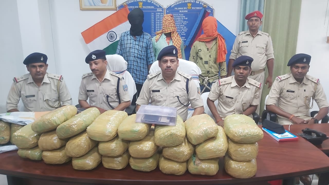 पलामू: टीपीसी के एरिया कमांडर समेत पांच गिरफ्तार, 28 किलो गांजा और नगदी भी बरामद