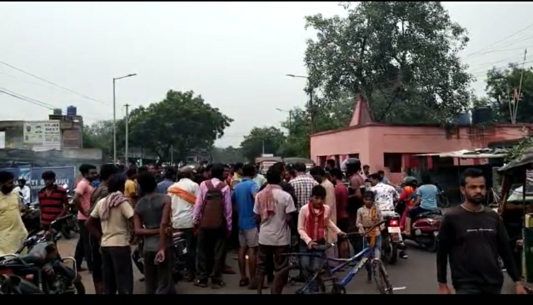 ऑटो से सड़क पर गिरी महिला और तोड़ दिया दम, जानिए कहां की है घटना