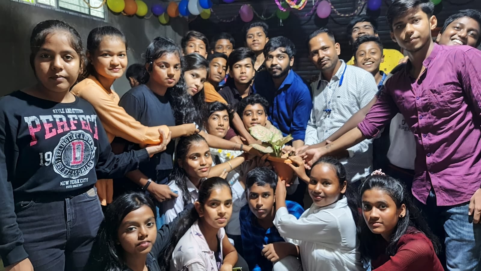 पौधे लेकर खुश हुए शिक्षक, कहा- बच्चों की सफलता से अभिभावक के साथ टीचरों का भी बढ़ता है मान