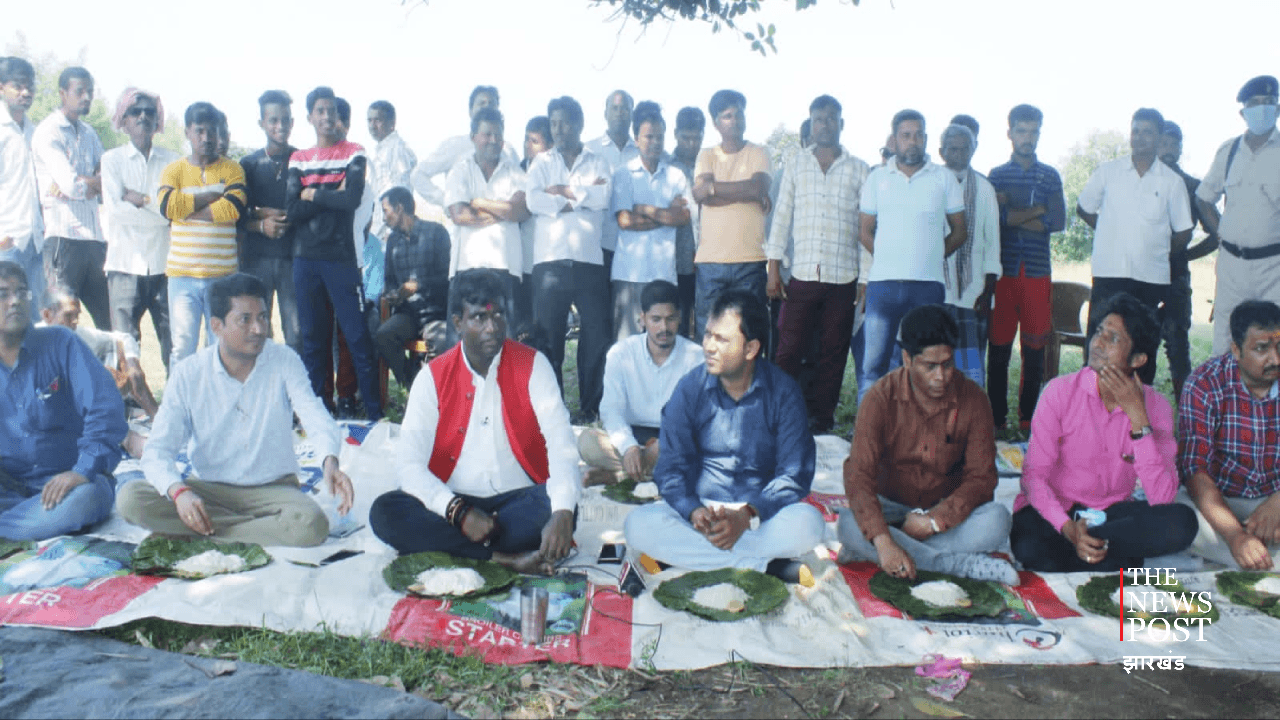 ग्रामीणों के साथ पत्तल-दोना में जलपान कर डीसी ने किया एलान, थर्मोकोल मुक्त होगा मंदिर प्रांगण