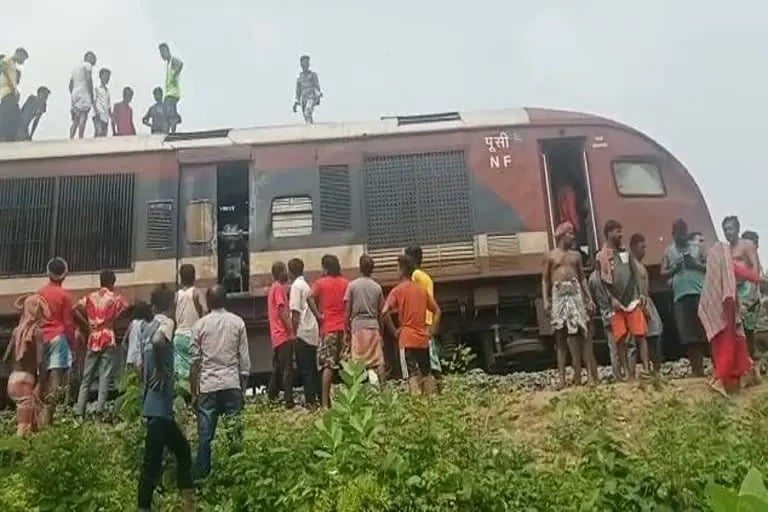 कटिहार: चलती ट्रेन के इंजन में लगी आग, मची अफरा-तफरी