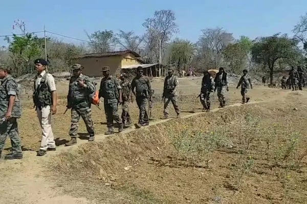 बूढ़ा पहाड़ में सुरक्षाबलों को बड़ी कामयाबी, जानिये नक्सलियों के ठिकाने से क्या-क्या हुआ बरामद