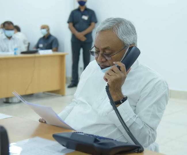 जनता दरबार में मुख्यमंत्री  के सामने रोने लगी महिला, पढिए नीतीश कुमार ने क्या किया