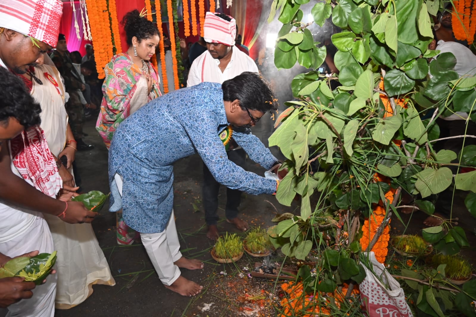 करम पूजा महोत्सव में शामिल हुए सीएम हेमंत सोरेन, मांदर बजाते हुए जमकर थिरके