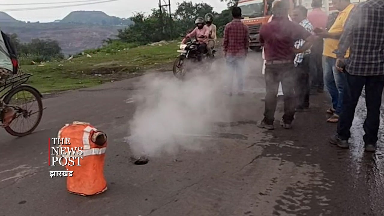 धनबाद में यहां चौक के पास गोफ से हो रहा गैस रिसाव, इलाके में हड़कंप,