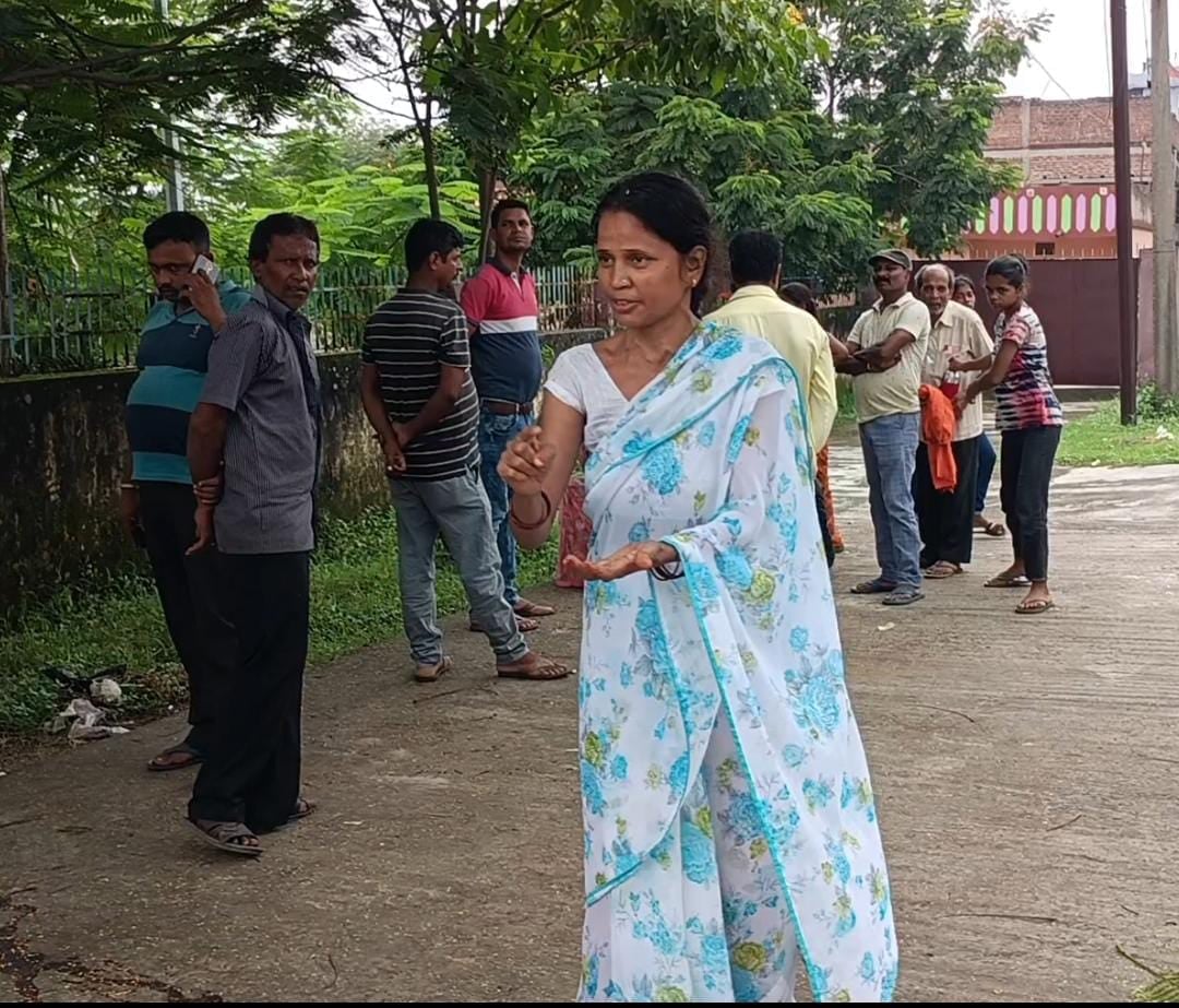धनबाद के SNMMCH में बुधवार को फूट पड़ी ममता, बेटे की लाश दिखाने की माँ करती रही गुहार
