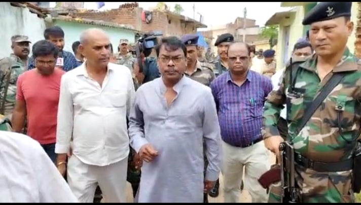 दुमका पेट्रोल कांड :   घटना के 12 दिन बाद विधायक बसंत सोरेन पहुंचे पीड़िता के घर, भाजपा ने कसा तंज