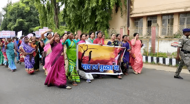 दुमका की सड़कों पर उतरीं लुईस मरांडी, झारखंड की बेटियों के लिए मांगा इंसाफ