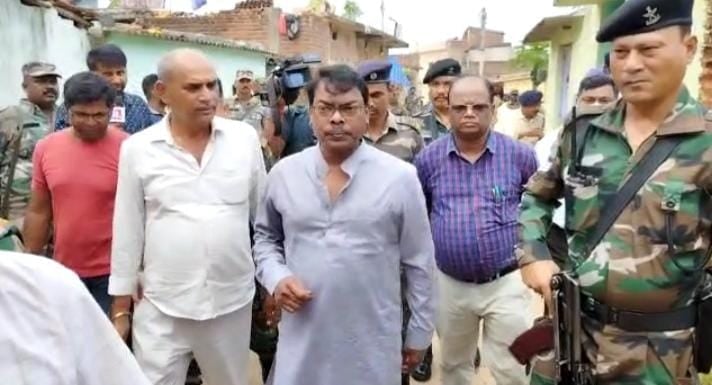 घटना के लगभग 12 दिन बाद पीड़ित परिवार से मिलने पहुंचे विधायक बसंत सोरेन, कहा अंडर गारमेंट लेने गया था दिल्ली