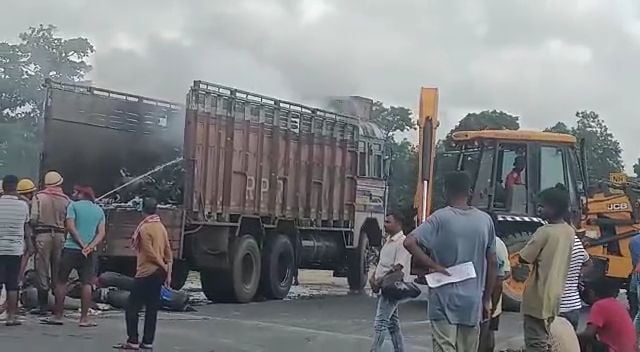 NH33 पर चलती ट्रक में लगी आग, लाखों रुपए का हुआ नुकसान