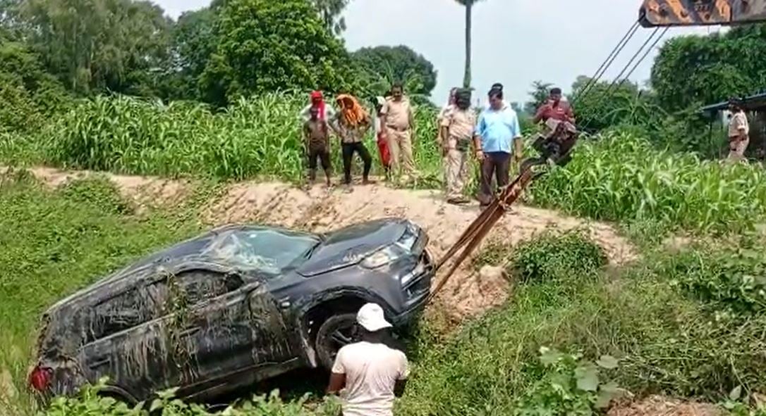 अनियंत्रित होकर कार सड़क किनारे पलटी तो खुला राज़, भारी मात्रा में शराब थी लोड