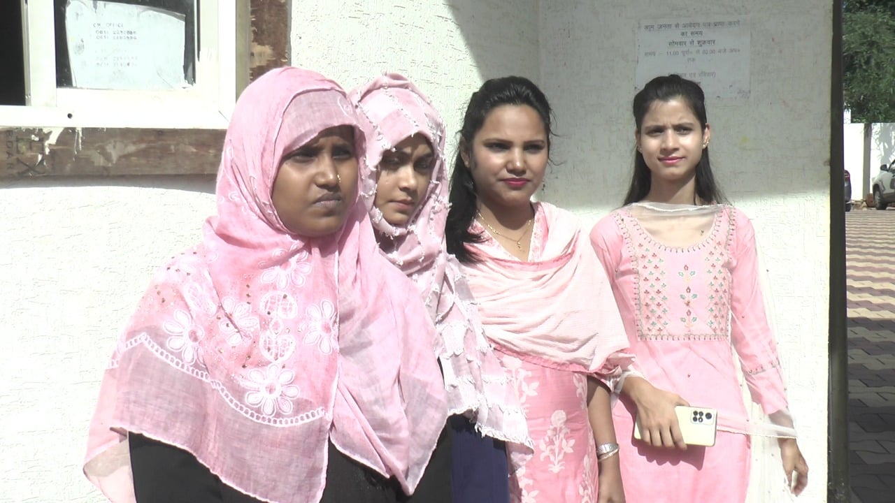 होम साइंस से B.ED, M.ED कर चुकीं लड़कियां जब पहुंची सीएम आवास, जानिये क्या कहा