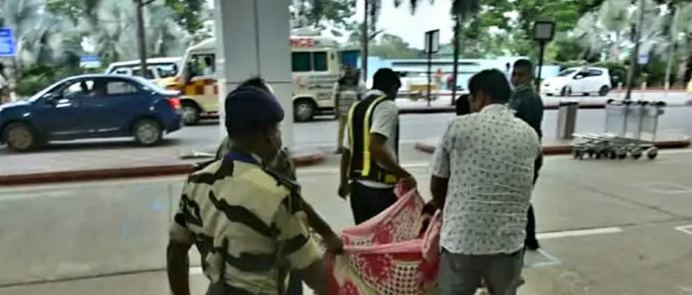 रांची एयरपोर्ट पर मरीज को नहीं मिला स्ट्रेचर ,चादर में लपेट कर ले गए मरीज को
