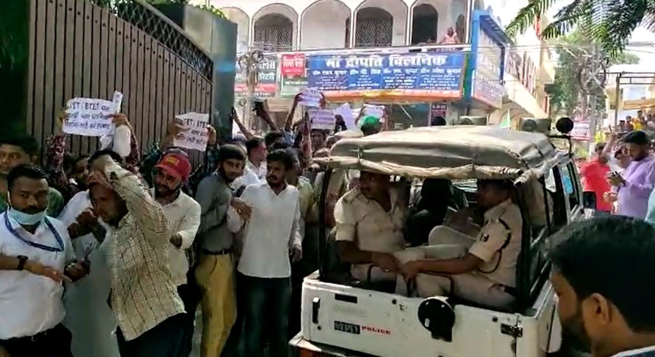 डिप्टी सीएम तेजस्वी यादव के काफिले को CTET अभ्यर्थियों ने क्यों घेर लिया, जानिए