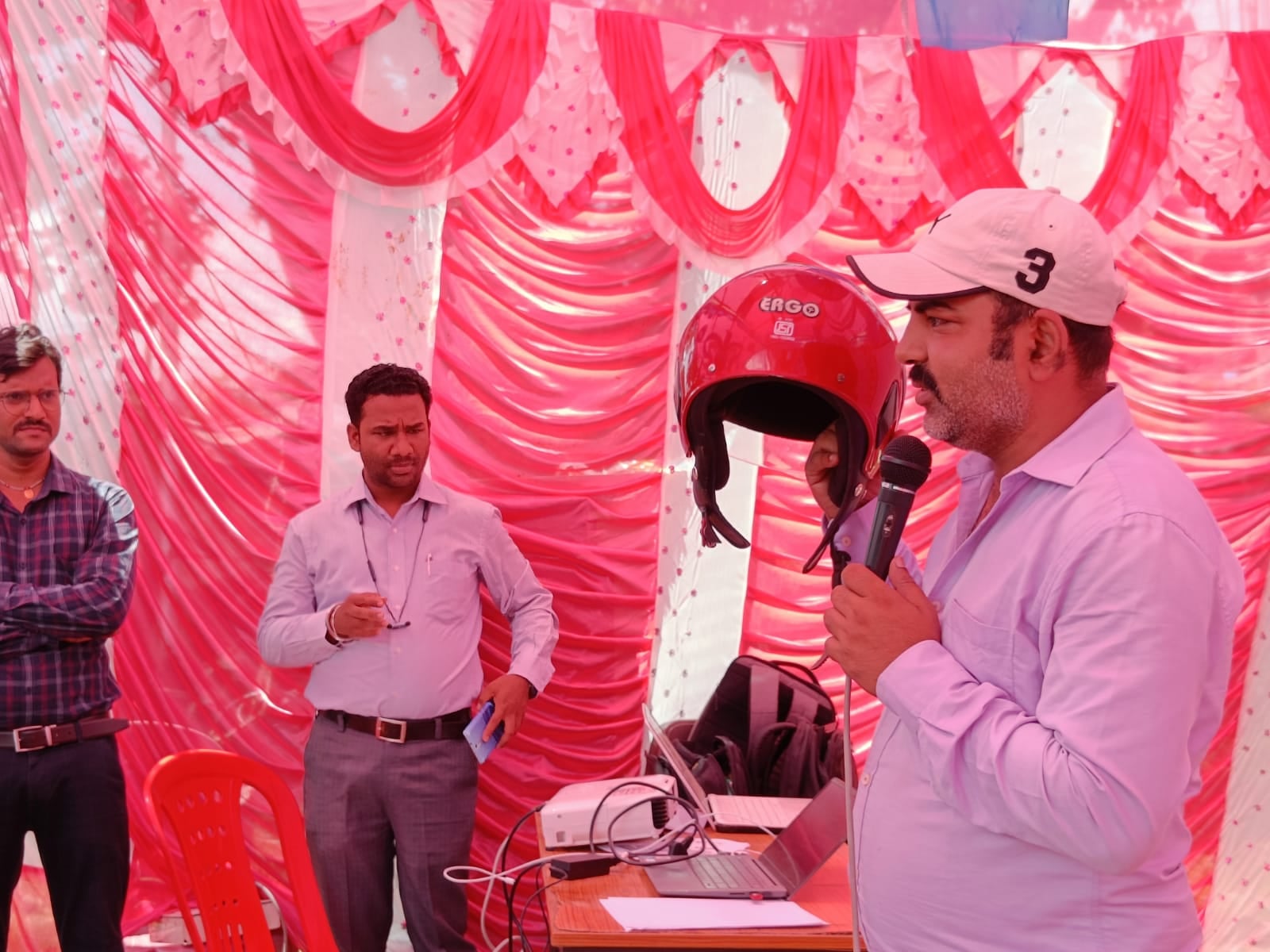 गुमला : लगातार हो रही सड़क दुर्घटना को लेकर जिला प्रशासन गंभीर, किया जागरूकता कार्यक्रम का आयोजन