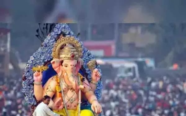 अगले बरस तू जल्दी आना के आग्रह के साथ गणपति की विदाई, जानिए मुंबई में क्या हो रहा