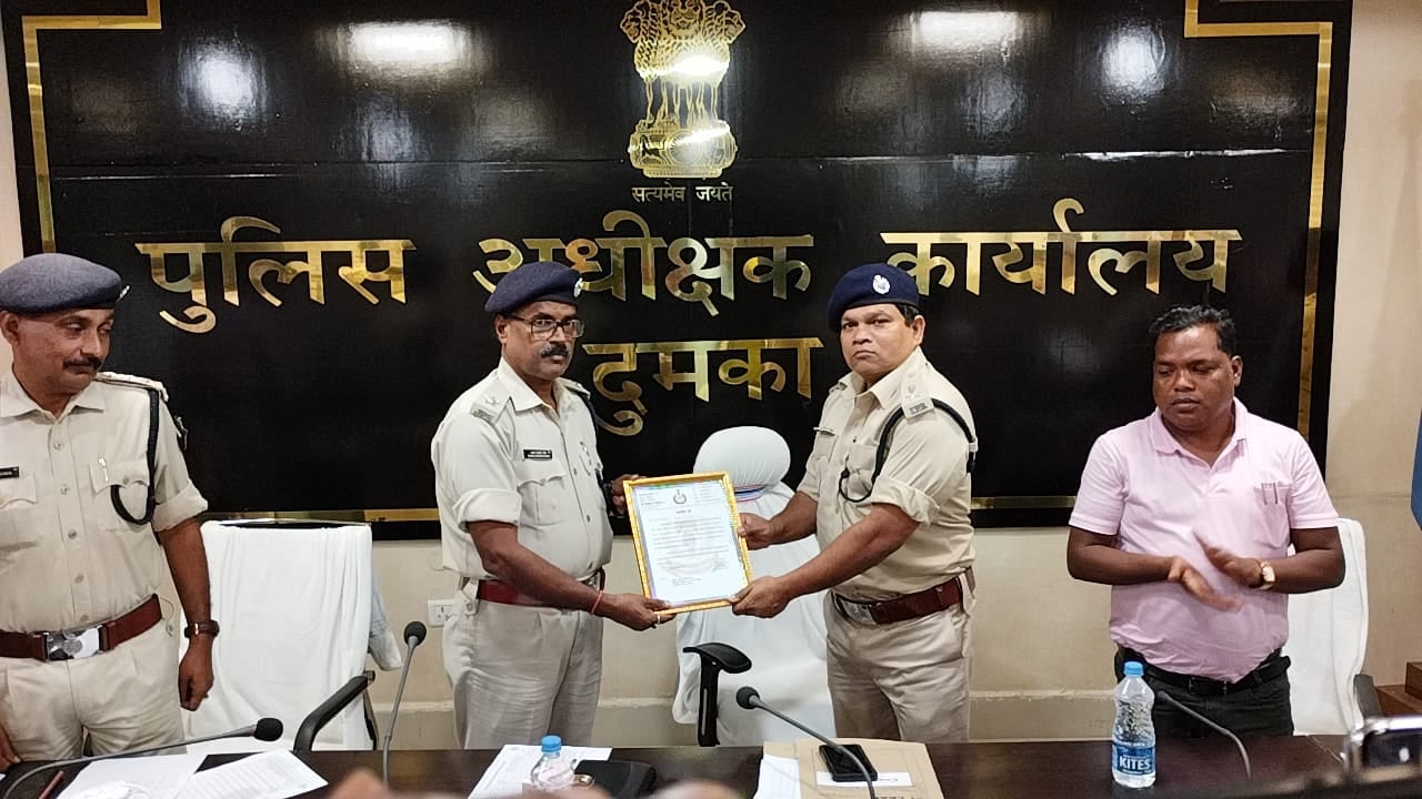 बेहतर अनुसंधान के लिए एसपी ने पुलिस कर्मियों को किया सम्मानित, जानिए किस मामले में पुलिसवालों ने किया सराहनीय काम