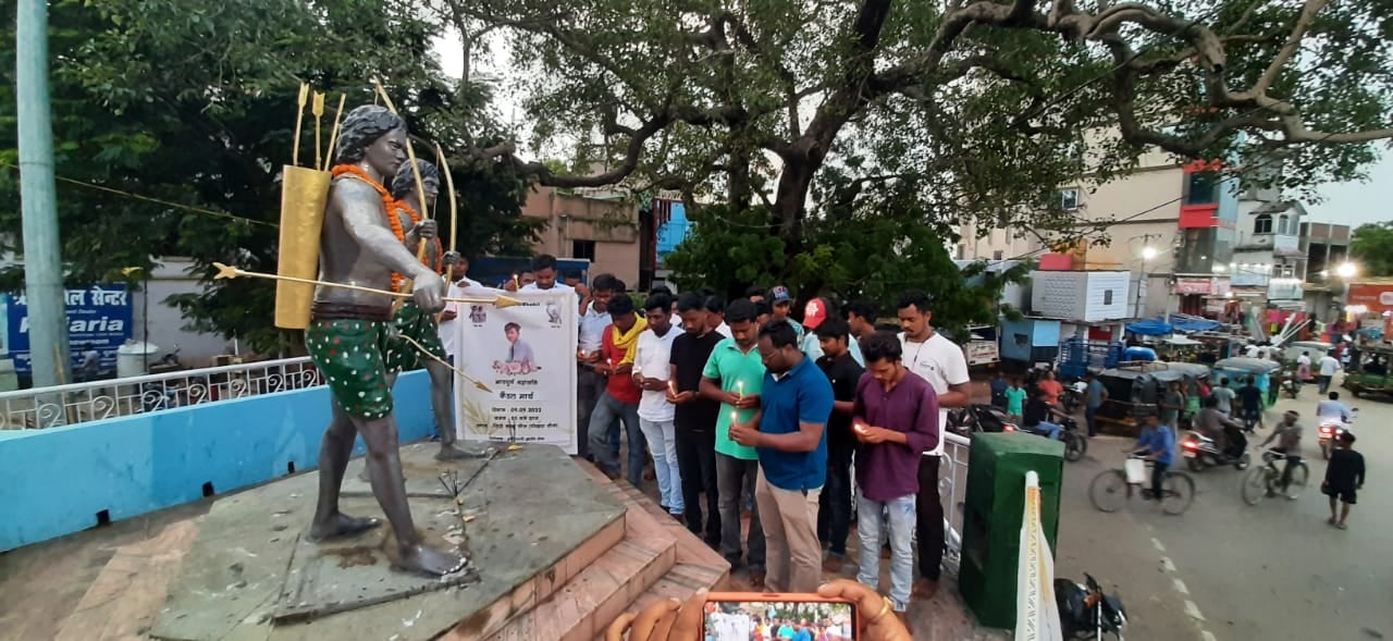 मृत छात्र के परिजनों से मिलने पहुंचे आदिवासी क्रांति सेना के सदस्य, दी श्रद्धांजलि