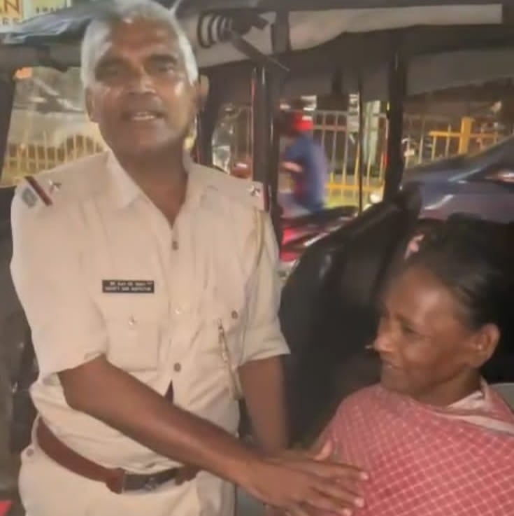 गरीब महिला की ईमानदारी, पैसों से भरा पर्स पुलिस को सौंपा