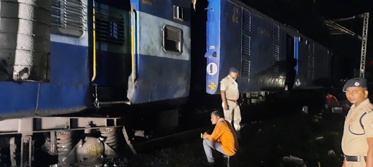 गझंडी के पास मालगाड़ी की पहली बोगी हुई बेपटरी, स्थल पर पहुंचे रेल अधिकारी, इंटरसिटी  हुई प्रभावित