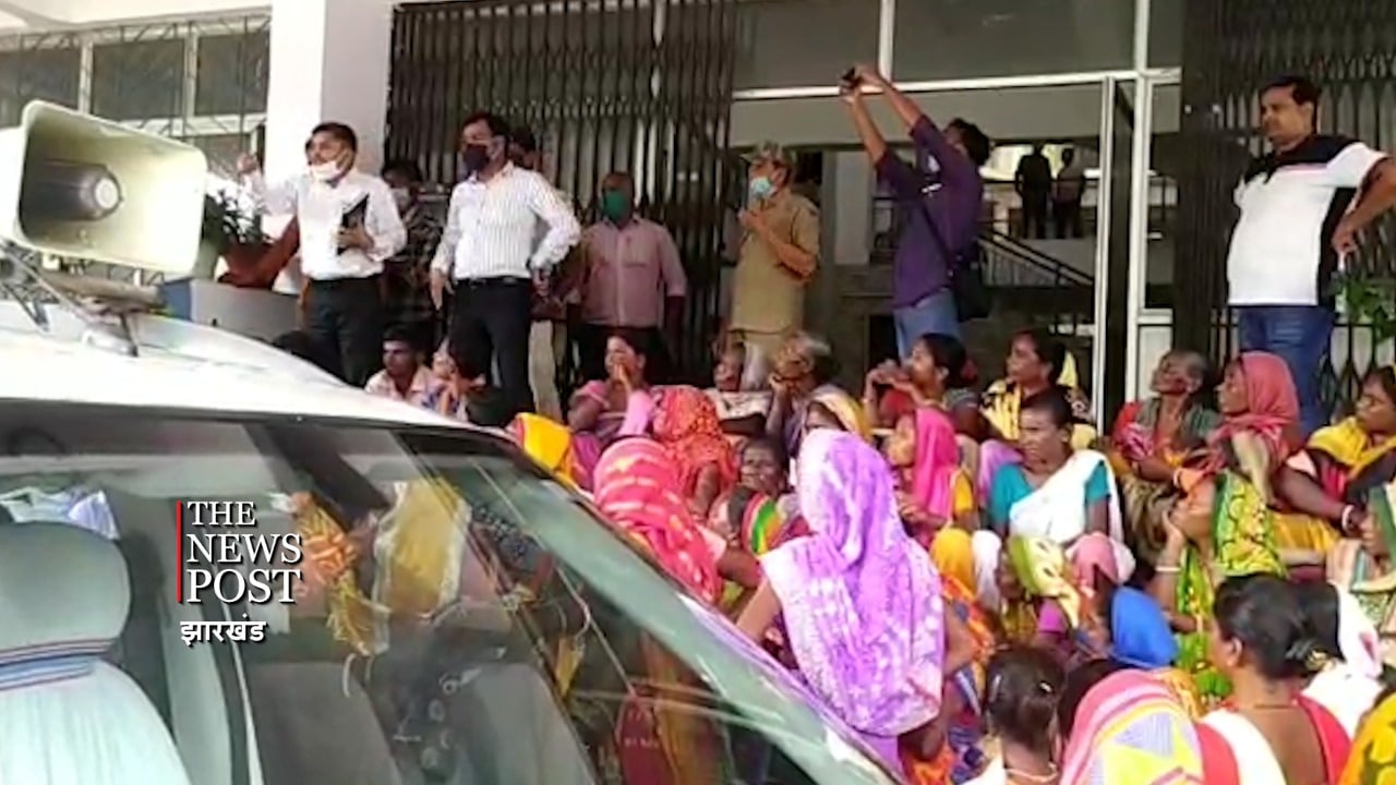 दुकानदार नहीं देते निर्धारित मात्रा का राशन, ग्रामीणों ने किया जिला समाहरणालय का घेराव