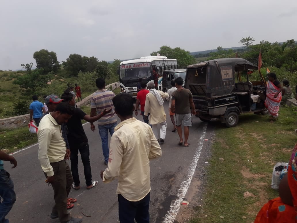 गिरिडीह के फुलवारघाटी घाटी में ऑटो और बोलेरो में जबरदस्त टक्कर, एक महिला समेत दो की मौत