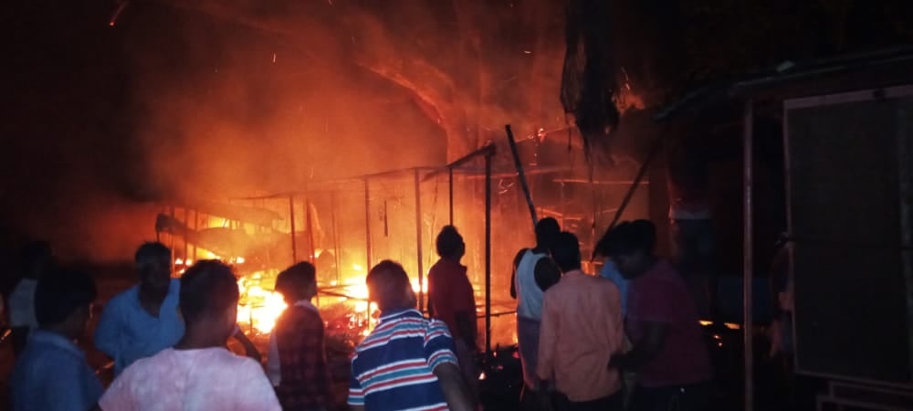 त्रिकुट पर्वत रोपवे के आसपास दुकानों में लगी भीषण आग, 8 से 10 दुकानें जलकर राख