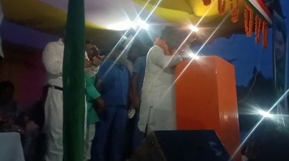 नक्सल प्रभावित क्षेत्र में बिहार के तीन मंत्रियों को मोबाइल की रोशनी में करनी पड़ी सभा, जानिये इसकी वजह