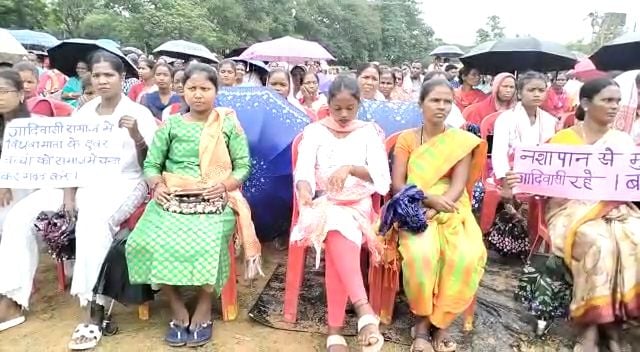 बारिश में भीगते हुए लोग झामुमो विधायक लोबिन हेंब्रम को सुनते रहे, जानिये इसकी वजह