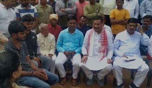 ओरमांझी स्कूल मामला : डर की वजह से छात्राओं ने स्कूल आना किया बंद, BJP नेताओं ने शिक्षकों और ग्रामीणों से की मुलाकात