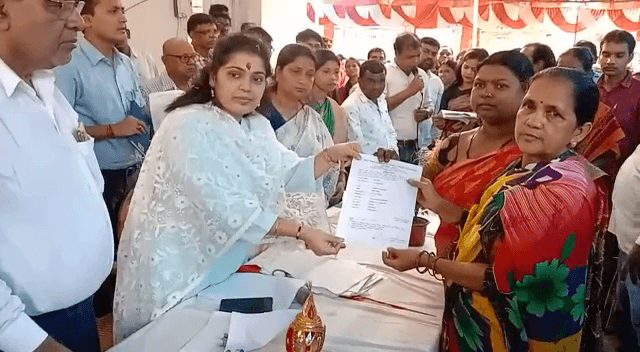 जमशेदपुर: जनता दरबार में डीसी ने जाना ग्रामीणों का हाल, कई समस्याओं का किया निदान