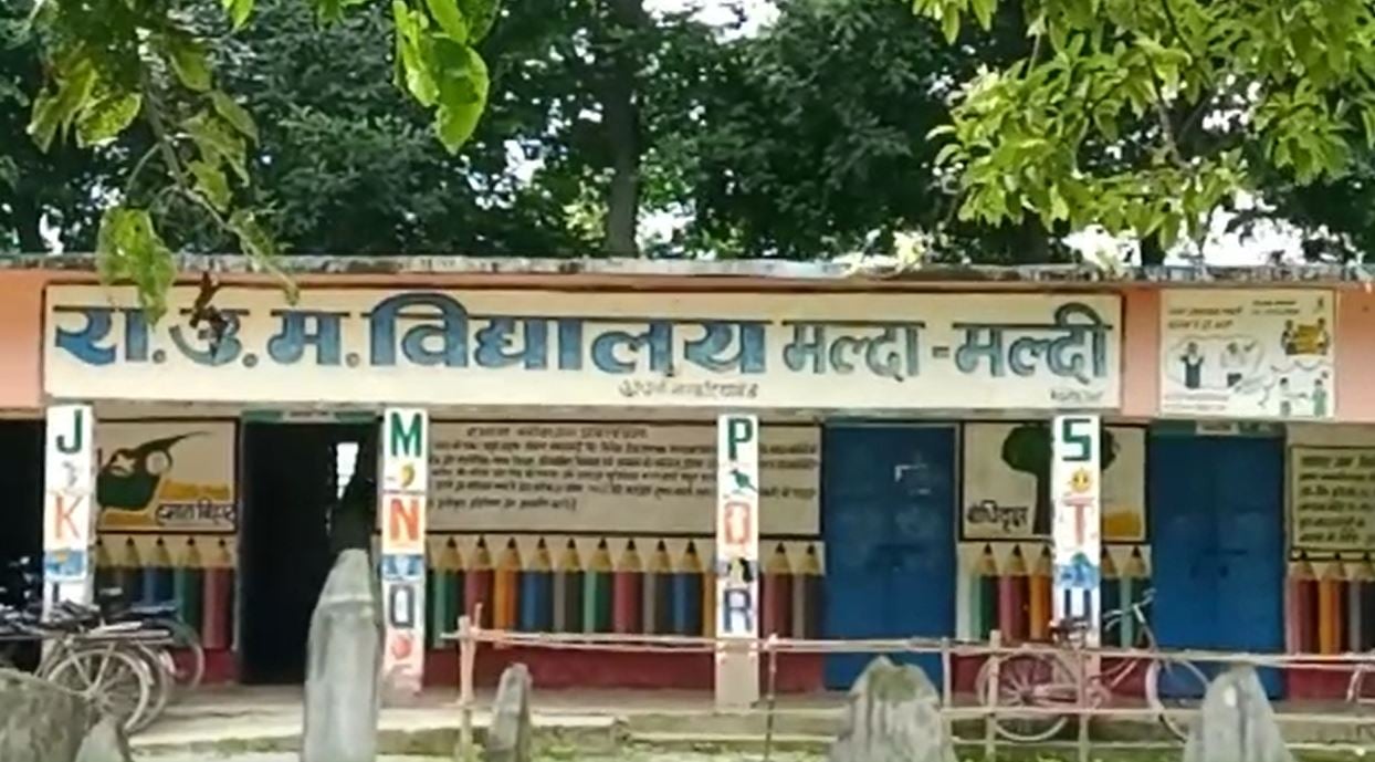 प्रभारी हेडमास्टर की जगह स्कूल में ड्यूटी करती है एक प्राइवेट टीचर- जानिये कैसे मिलती है सैलरी