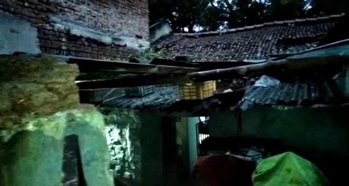 बारिश ने उजाड़ दी इस परिवार की जिंदगी, मदद मांगने के बाद भी नहीं मिली प्रशासनिक सहायता