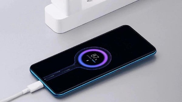 सावधान !  फोन फटने से मासूम बच्ची की मौत, कहीं आप भी नहीं करते ये गलती, जानिए