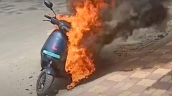 EV Fire : इलेक्ट्रिक बाइक और स्कूटी में क्यों लगती है आग, जानिए वजह
