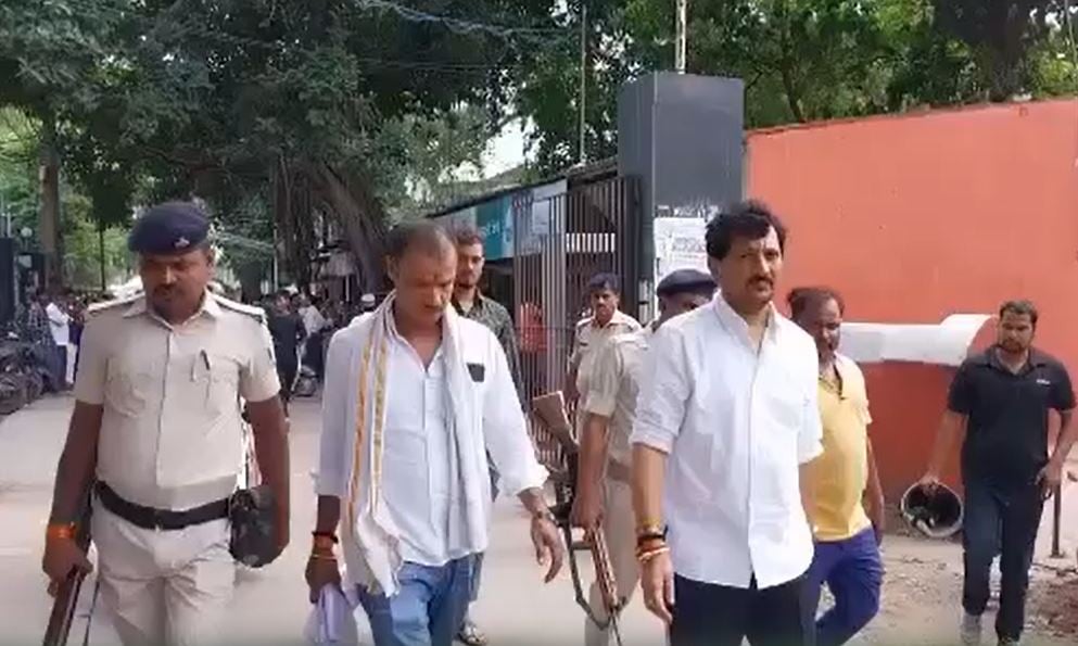 पेशी के लिए पहुंचे राजू सिंह ने पूर्व कानून मंत्री कार्तिकेय सिंह के खिलाफ दिया बड़ा बयान, जानिए क्या कहा