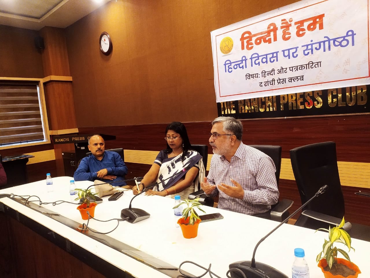 विभिन्न भाषा-बोलियों के सहकार से बनी हिंदी का ठाट निराला: महुआ माजी